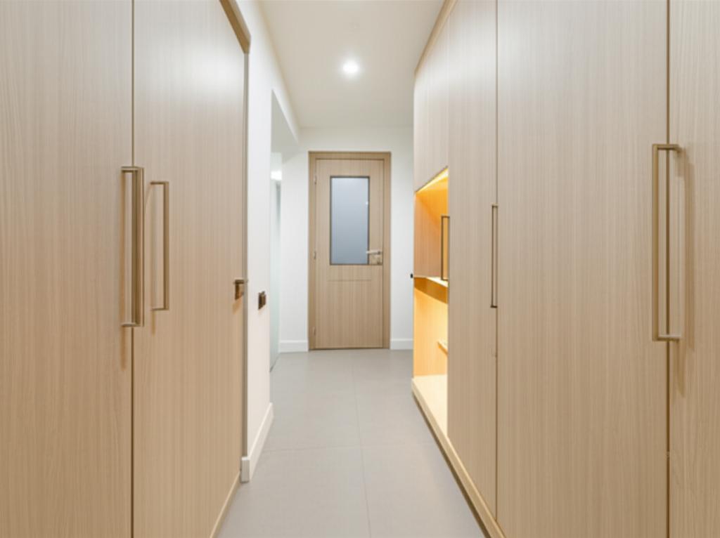 Kluczowe aspekty projektowania szafy wnękowej w małym przedpokoju