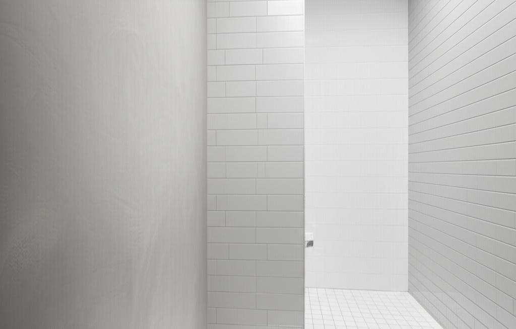 Analiza kosztów: mikrocement czy płytki?